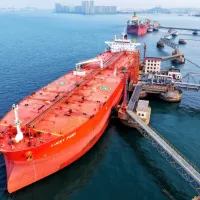 Številni tankerji nafto na Kitajsko pripeljejo v pristanišče Čengdu.