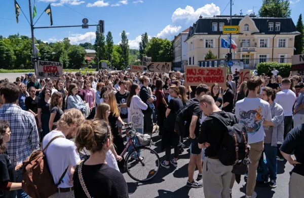 V središču Ljubljane je danes potekal protestni shod v podporo 
srbskim študentom, ki od novembra lani po zrušitvi nadstreška 
železniške postaje v Novem Sadu blokirajo fakultete.