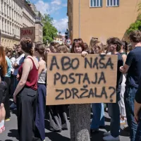 V sredi&scaron;ču Ljubljane shod v podporo srbskim &scaron;tudentom (FOTO)