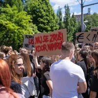 V sredi&scaron;ču Ljubljane shod v podporo srbskim &scaron;tudentom (FOTO)