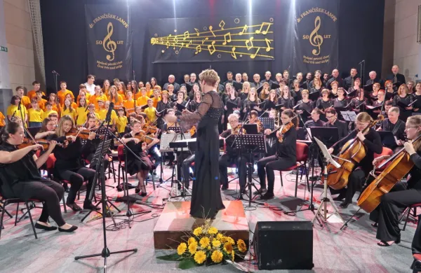 MePZ dr. Frančišek Lampe je toplo sprejet jubilejni koncert 
organiziral s simfoničnim orkestrom Simfonika in s številnimi 
gosti.