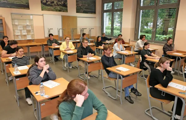 K spomladanskemu izpitnemu roku poklicne mature se je prvič 
prijavilo 9768 kandidatov, spomladanski izpitni rok splošne 
mature pa bo prvič opravljalo 6694 kandidatov.
