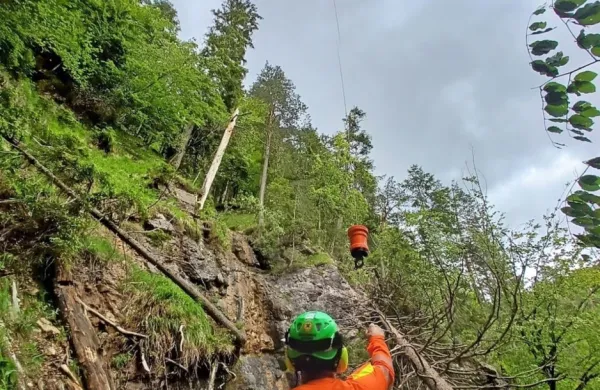 Truplo bovškega kolesarja so iz gozda dvignili s helikopterjem.