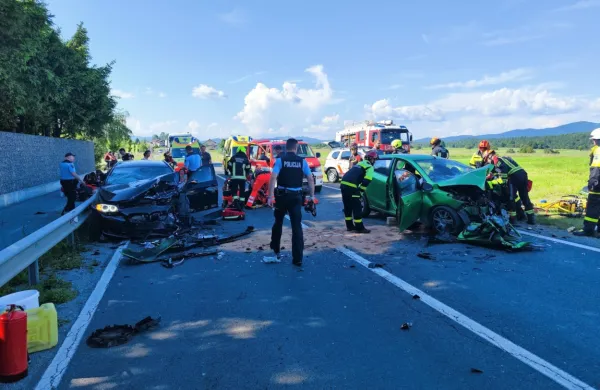 Tragedija pri Petelinjah: v mazdi umrli voznica in sopotnica