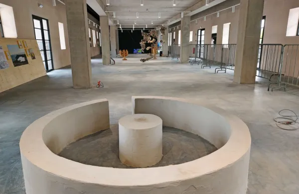 

V centru EPIC so včeraj popoldne še  postavljali razstavo mednarodnega bienala mladih.