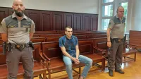 Obsojeni  Irenej Bizjak (na  sredini fotografije)  je  že  na  predobravnavnem  naroku  zanikal  očitke iz  obtožnice. 

