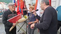 Ivanu Bevku so ob 105. rojstnem dnevu voščili mnogi. Na slavju društev upokojencev in borcev sta to storila predsednika - Vanja Leskovec in Vojko 
Carl.

