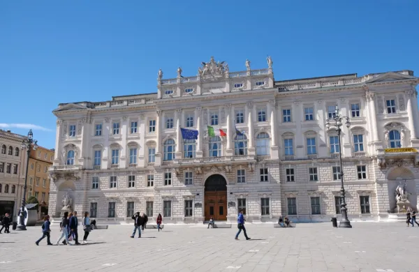 V FJK bodo predvidoma znova dobili štiri pokrajine, ki jih je leta 
2016 ukinila tedanja deželna vlada Debore Serracchiani: goriško, 
pordenonsko, tržaško in videmsko (na fotografiji je Trst). 