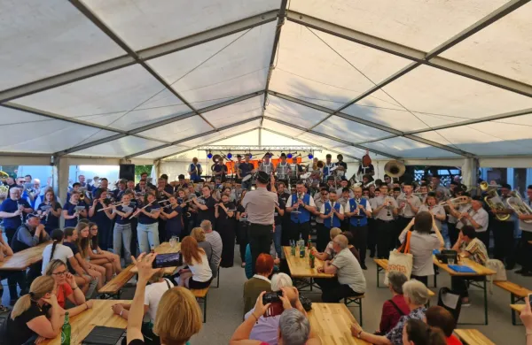 V Ložicah je vseh pet orkestrov skupaj zaigralo tri koračnice.