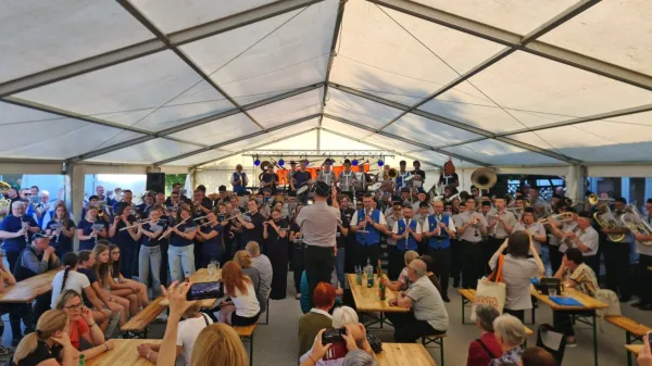 V Ložicah je vseh pet orkestrov skupaj zaigralo tri koračnice.