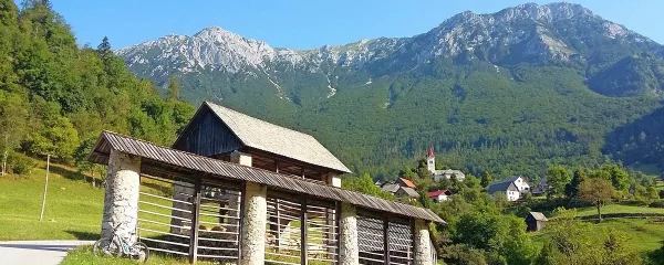 Baška grapa v Julijskih Alpah: na fotografiji je značilni kozolec v 
Rutu, v ozadju je Veliki Raskovec. 