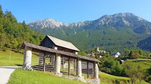 Baška grapa v Julijskih Alpah: na fotografiji je značilni kozolec v 
Rutu, v ozadju je Veliki Raskovec. 