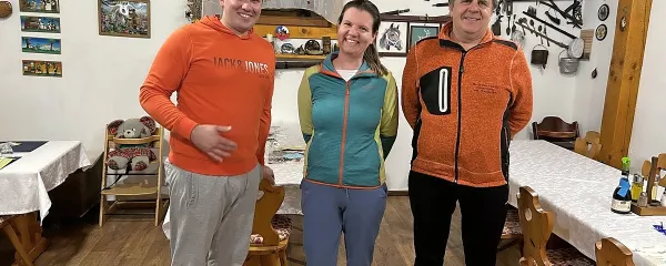Aljoša, njegova žena Tina Medveš in oče Branko Medveš (manjka 
še Brankova žena Dora) so srce in duša turistične kmetije Jelenov 
breg. 