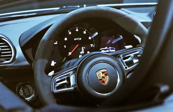 Zaposleni so ugotovili, da je vozilo porsche 911 carrera GTS, s 
katerim se je pripeljala 45-letnica, doma iz Istre, ukradeno.