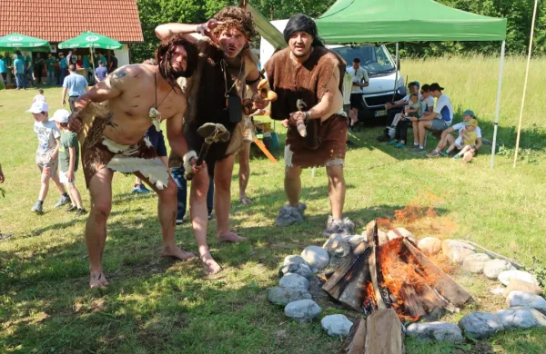 Dejavni krapinski neandertalci, deset let pobrateni z društvom iz 
Reke pod najdiščem  Divje babe, na Glasu piščali vedno znova 
navdušijo.