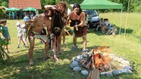 Dejavni krapinski neandertalci, deset let pobrateni z društvom iz 
Reke pod najdiščem  Divje babe, na Glasu piščali vedno znova 
navdušijo.