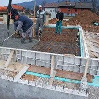 Kakovost bivanja v kletnih ali pritličnih prostorih je tesno povezana s pravilno 
hidro in toplotno izolacijo tal. 