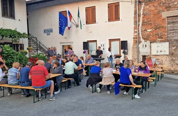   V   nekdanji vaški trgovini je KS Goče  uredila prostor za druženje in srečevanje krajanov.  