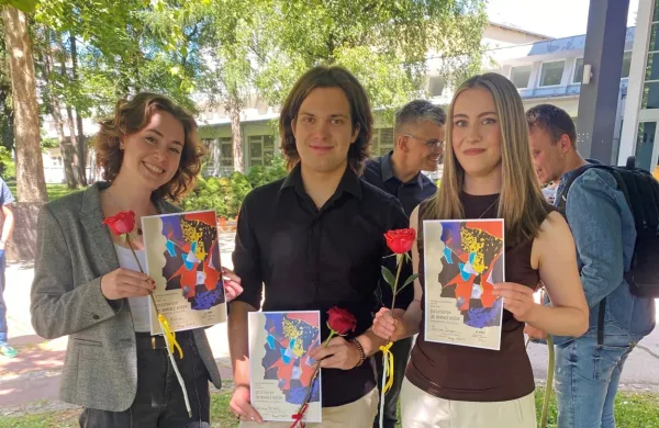 Mladi  sodelavci Primorskih novic (z leve) Vita Zadnik, Matija 
Štrukelj in  Larisa Dugar, na fotografiji manjka še Tine Košiček, so 
prejeli priznanja Fakultete za družbene vede.  