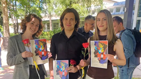 Mladi  sodelavci Primorskih novic (z leve) Vita Zadnik, Matija 
Štrukelj in  Larisa Dugar, na fotografiji manjka še Tine Košiček, so 
prejeli priznanja Fakultete za družbene vede.  