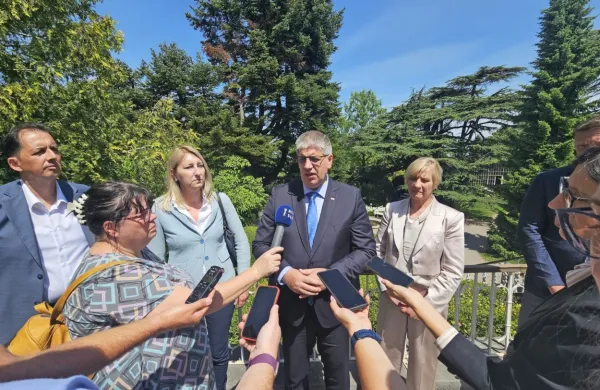 Minister Poklukar verjame, da bodo na operativnem sestanku našli 
rešitev za boljšo pretočnost prometa čez nekdanji mejni prehod. 