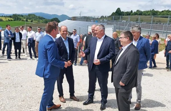 Odprli prvo sončno elektrarno družbe So&scaron;ke elektrarne Nova Gorica