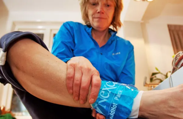 Najvarnejša izbira pri zdravljenju poškodb je uporaba ledenega 
obkladka.