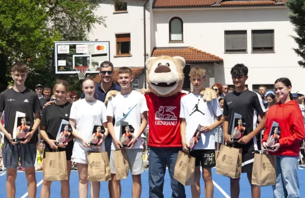 Goran Dragić navdu&scaron;il najmlaj&scaron;e na odprtju igri&scaron;ča v Ilirski Bistrici