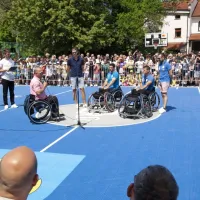 Goran Dragić navdu&scaron;il najmlaj&scaron;e na odprtju igri&scaron;ča v Ilirski Bistrici