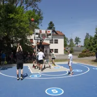 Goran Dragić navdu&scaron;il najmlaj&scaron;e na odprtju igri&scaron;ča v Ilirski Bistrici