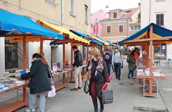 Prešernov trg v Kopru bo te dni prizorišče knjižnega sejma.