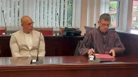 Dušan  Petković  (levo,  ob njem odvetnik  Denis  Zobarič) 