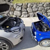 Pod sprednjim pokrovom novejšega je vgrajen elektrificirani 
1,2-litrski bencinski trivaljnik s 74 kilovati moči, medtem ko ima 
mali 500 L v tem delu nekaj odlagalnega prostora in posodo za 
gorivo.