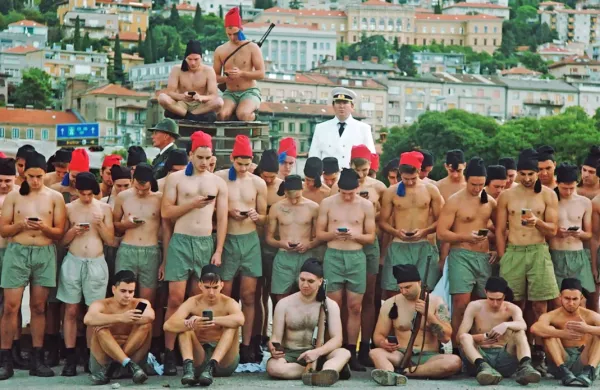 Ena od posodobljenih igranih rekonstrukcij arhivskih fotografij iz 
časa reške okupacije Gabrieleja d'Annunzia v Fiume o morte!