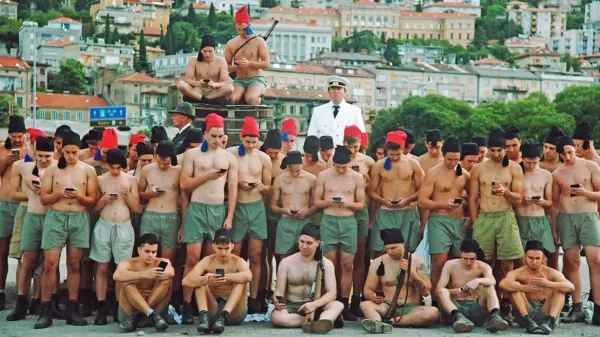 Ena od posodobljenih igranih rekonstrukcij arhivskih fotografij iz 
časa reške okupacije Gabrieleja d'Annunzia v Fiume o morte!