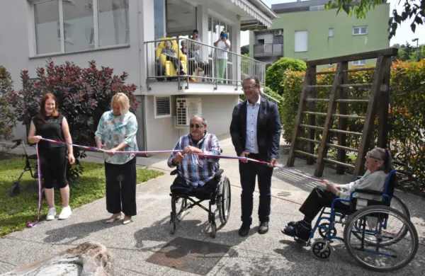 Trak pred prenovljenim delom doma so prerezali dosedanja v. d. direktorice Nataša Slejko, predstavnik 
stanovalcev v svetu zavoda Miran Dolmark, državni sekretar na ministrstvu za solidarno prihodnost Luka 
Omladič in najstarejša stanovalka doma, 105-letna Dragica Kerševan. 