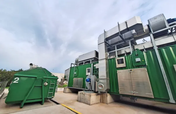    Tako je  bila sušilnica blata videti še  pred  nekaj  meseci. Danes je to 
le še  spomin. V požaru je namreč nastala večja   škoda.