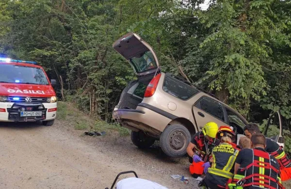 Z vozilom tre&scaron;čil v drevo in se hudo po&scaron;kodoval