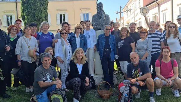 Udeleženci na začetku poti ob Vergerijevem kipu v Kopru ...