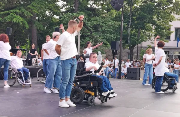 Učenci Ciriusa so tudi bili med nastopajočimi.