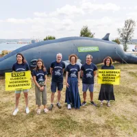 Glavni akterji dogodka v Kopru (med aktivistkama z napisom, z 
leve): Špela Bandelj Ruiz, Robert Turk, Nika Veger in Karlo 
Hmeljak 
