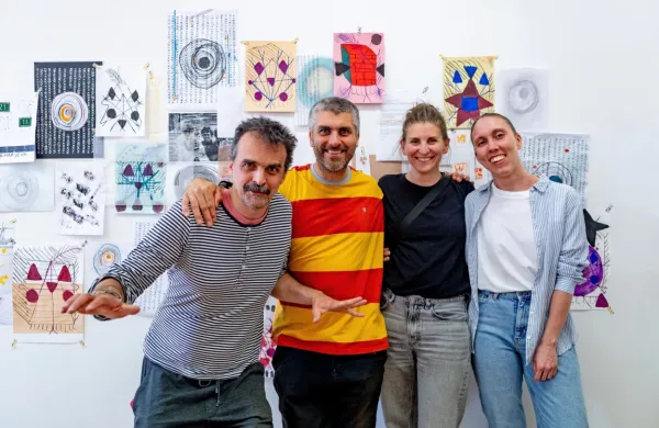 Umetniki  Vanja Mervič Simon Kocjančič, Suzana Brborović in Nina 
Čelhar so pesmim Miroslava Vilharja dali grafično podobo.