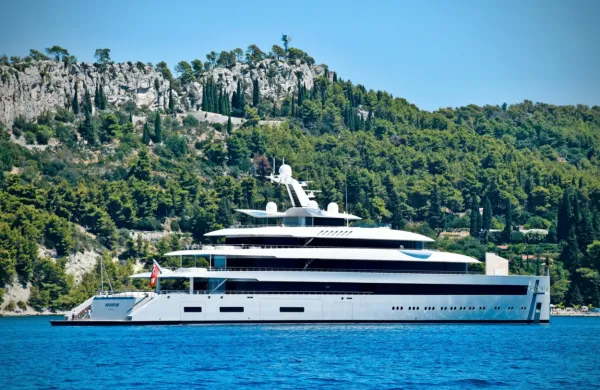 Milijonarji si radi privoščijo nakup jaht, kot je ta na fotografiji pred 
Splitom.