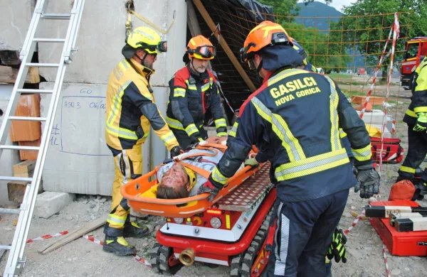 Novogoriški gasilci in pripadniki civilne zaščite iz Pieve di Cadore 
so izpod ruševin rešili ponesrečenca.