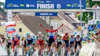 Tako je Dylan Groenewegen včeraj v Ormožu zmagoslavno dvignil 
roke v zrak in dobil tretjo etapo 31. dirke po Sloveniji.  