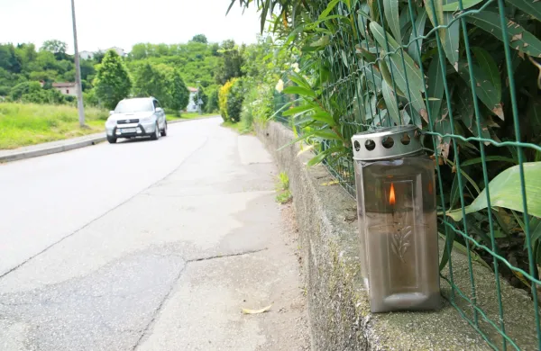 Po nesreči, v kateri je pred dvema letoma umrla 45-letna motoristka,  je na tragedijo ob cesti spominjala sveča.  

