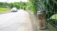 Po nesreči, v kateri je pred dvema letoma umrla 45-letna motoristka,  je na tragedijo ob cesti spominjala sveča.  

