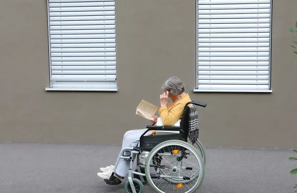 Mnogi starejši pri nas so premoženjsko bogati, a življenjsko revni, 
ujeti v hišah, ki jih ne obvladujejo več. Fotografija je simbolična.