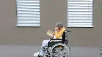 Mnogi starejši pri nas so premoženjsko bogati, a življenjsko revni, 
ujeti v hišah, ki jih ne obvladujejo več. Fotografija je simbolična.