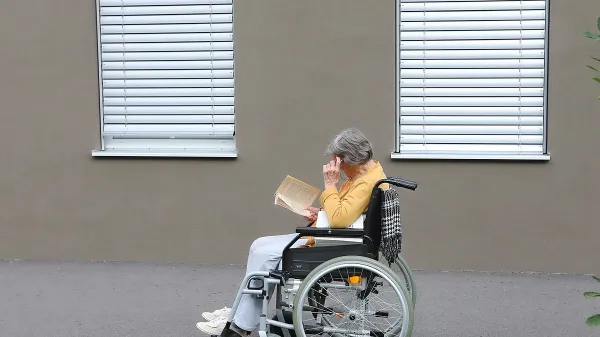 Mnogi starejši pri nas so premoženjsko bogati, a življenjsko revni, 
ujeti v hišah, ki jih ne obvladujejo več. Fotografija je simbolična.